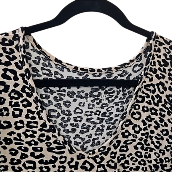 Rue 21 Favorite Animal Print V-Neck Tee Size Large - Picture 5 of 11